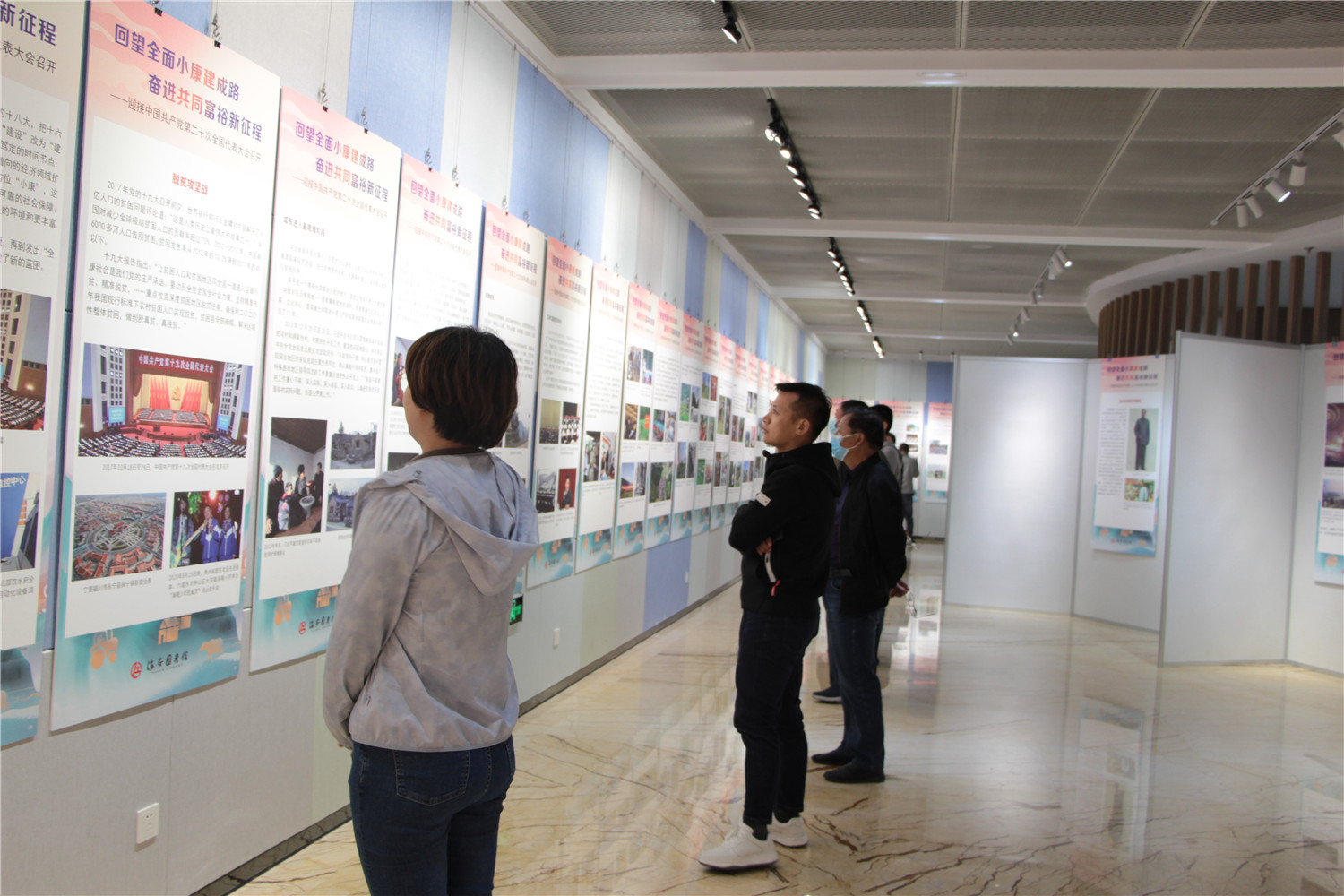 【10月份展讯】喜迎二十大——“回望全面小康建成路 奋进共同富裕新征程”专题展览在海安市图书馆展出